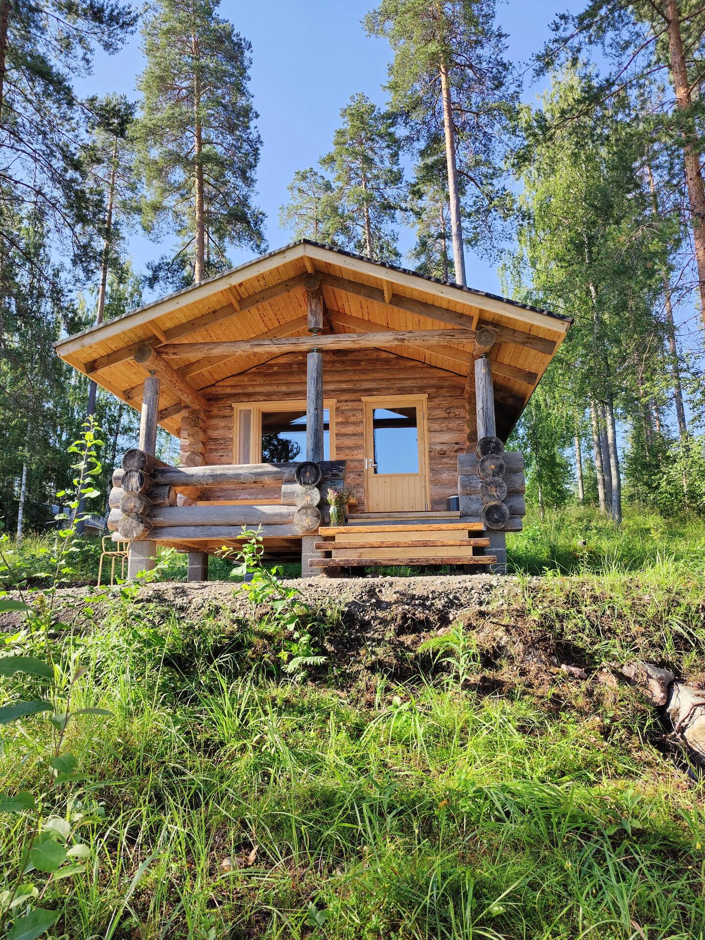 Hirsimökki Kirkasvetisen Järven Rannalla 2