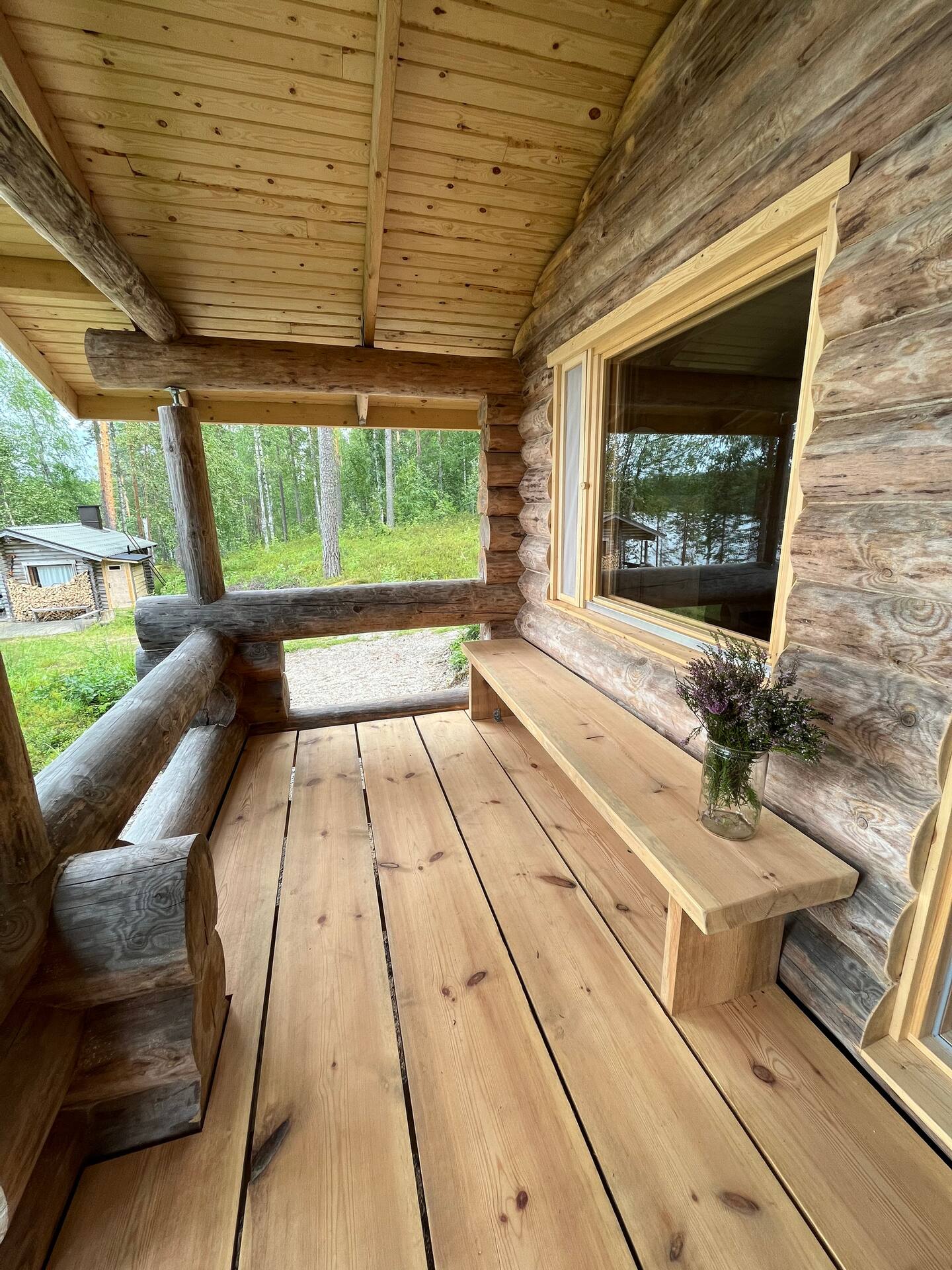 Hirsimökki Kirkasvetisen Järven Rannalla 4