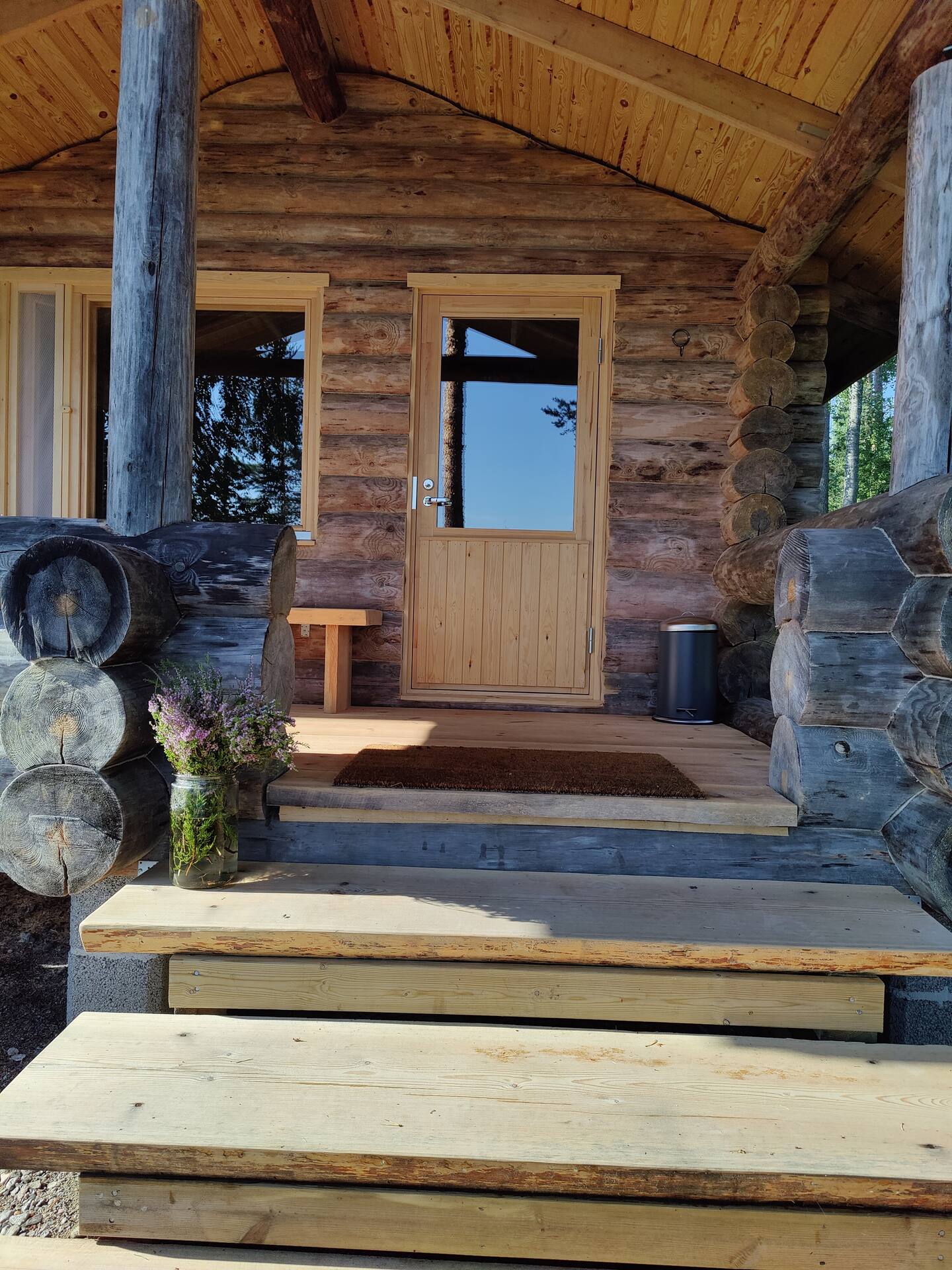 Hirsimökki Kirkasvetisen Järven Rannalla 3
