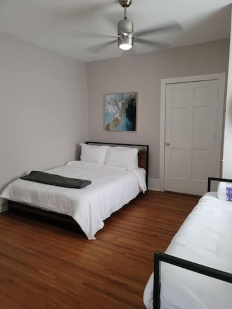 Slaapkamer drie (queensize bed en ligbed)