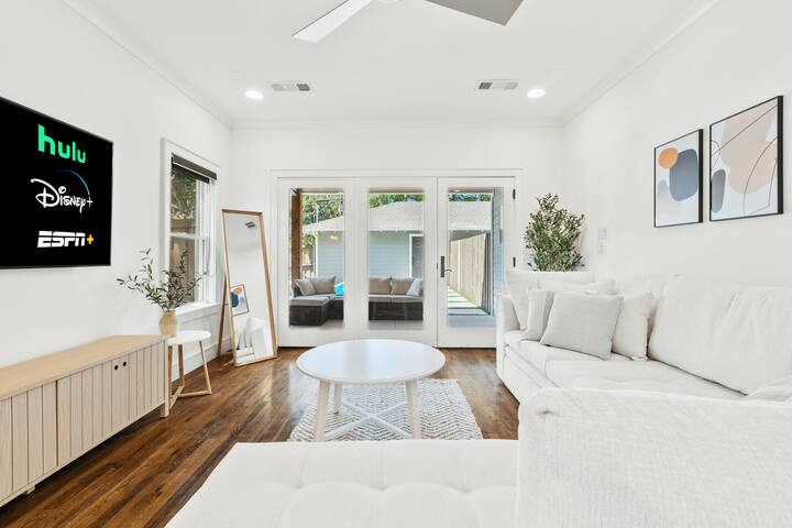 Luxury Pool Home ✔️ Sleeps 10 ✔️Games Room ✔️ Ultra Fast WiFi ✔️Sanitized gallery image 2