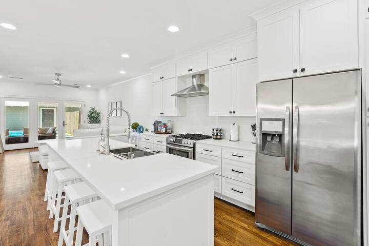 Luxury Pool Home ✔️ Sleeps 10 ✔️Games Room ✔️ Ultra Fast WiFi ✔️Sanitized gallery image 5