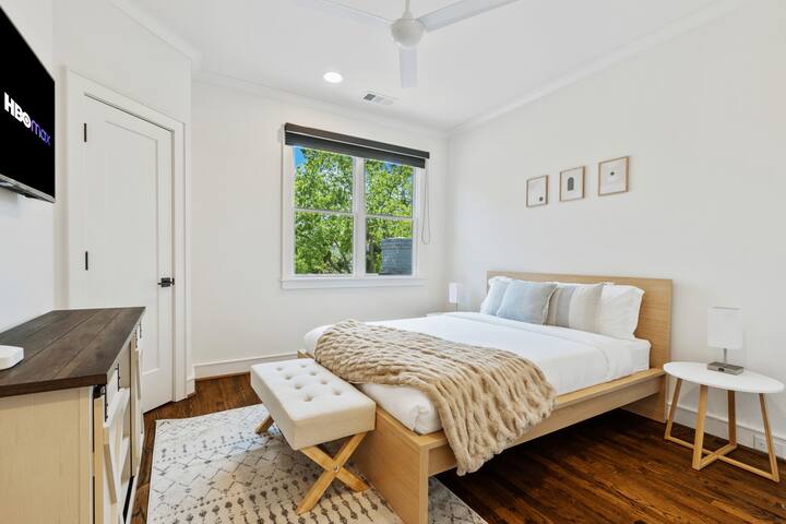 Luxury Pool Home ✔️ Sleeps 10 ✔️Games Room ✔️ Ultra Fast WiFi ✔️Sanitized gallery image 3