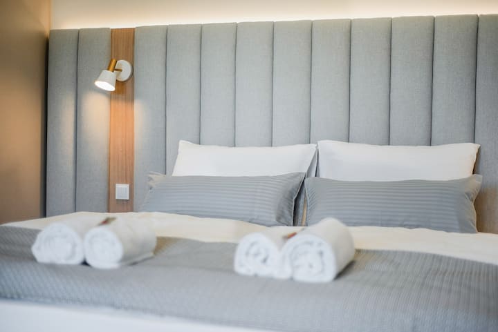 Erwache erholt im gemütlichen King Size Bett.
- 
Puissiez-vous vous réveiller bien reposé dans le lit king size confortable.