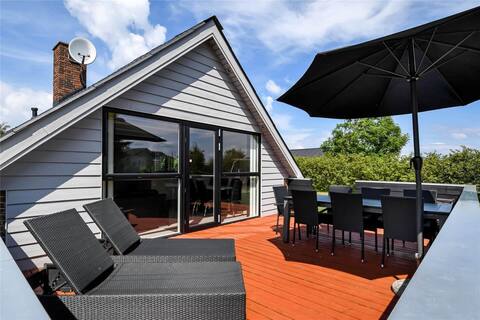 Large waterfront cottage - sleeps 2 families