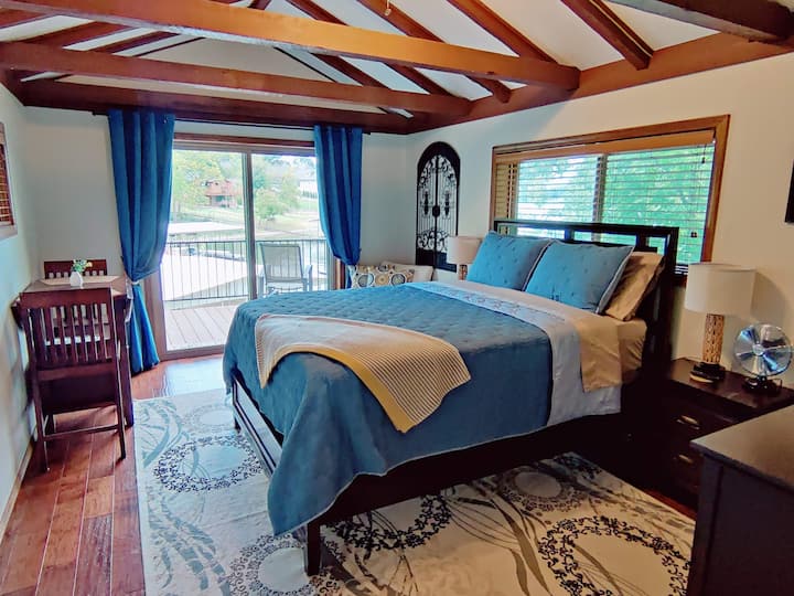 *Boatslip incl* Wakeup on the water. Couples oasis