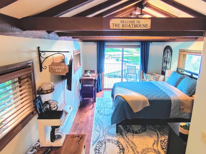 *Boatslip incl* Wakeup on the water. Couples oasis