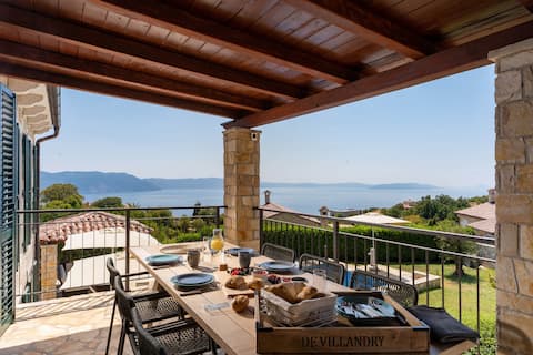 Cheerful sea view villa Franka in a quiet location