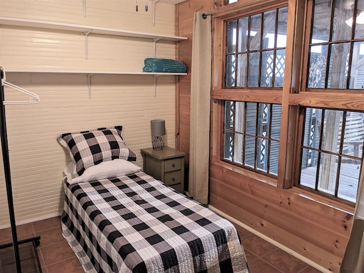 ניתן לסדר מיטה זוגית בחדר האחורי. חשוב לזכור שבחדר הזה אין דלת פנימית, כך שהפרטיות עשויה להיות בעיה. במידת הצורך, הנכס יכול לשמש כמשרד לשהיות ארוכות.