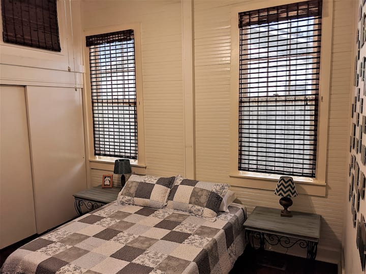 חדר שינה שני עם שפע של אחסון בארון.