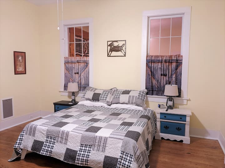 חדר שינה ראשי עם מיטת קצף בגודל קינג סייז.