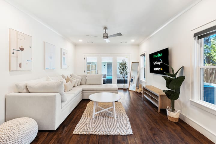 Modern Luxury Home – Heated Pool – Sleeps 10