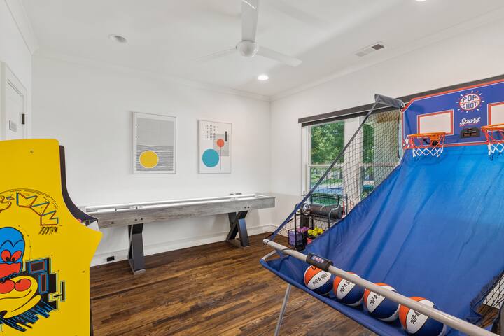 Modern Luxury Home – Heated Pool – Sleeps 10 gallery image 4