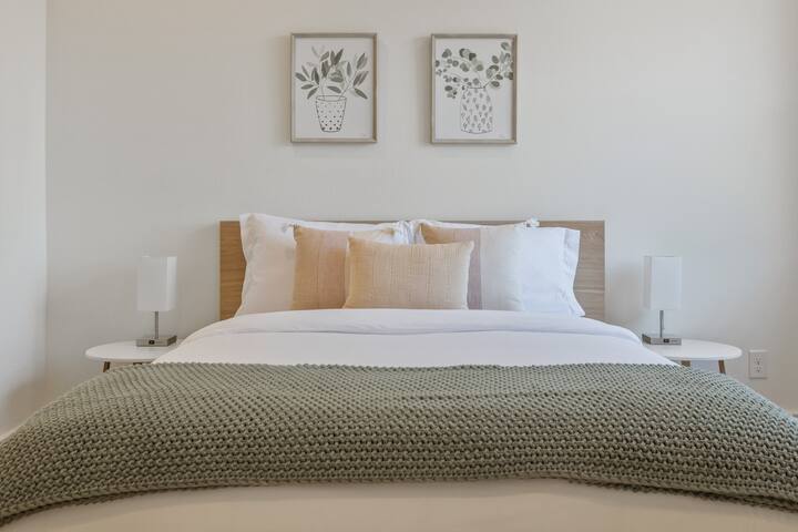 Modern Luxury Home – Heated Pool – Sleeps 10 gallery image 3