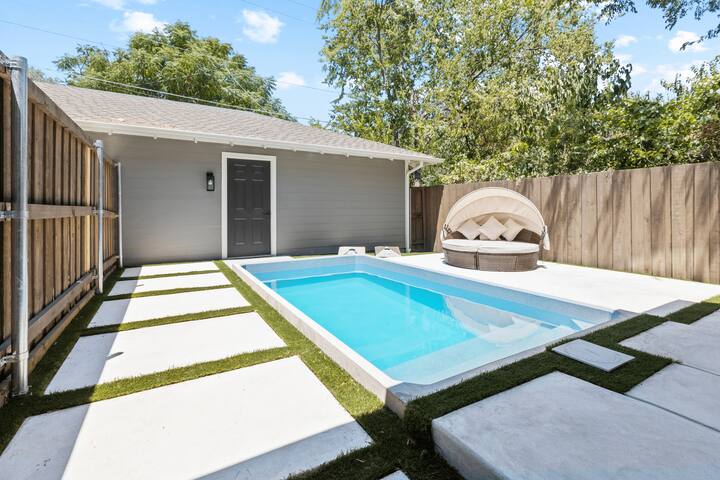 Modern Luxury Home – Heated Pool – Sleeps 10 gallery image 2