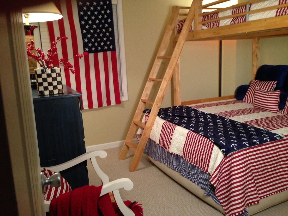 ห้องนอน #3 ชั้นล่างเป็นเตียงควีนไซส์ด้านล่างและด้านบนเต็ม 