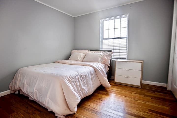 เตียงควีนไซส์ห้องนอนแรก