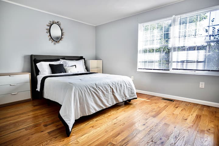 ห้องนอนใหญ่เตียงควีนไซส์