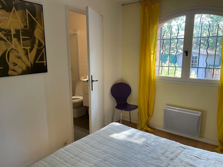 Iphansi, ikamelo lokulala eliphuzi negumbi eliphelele le-shower