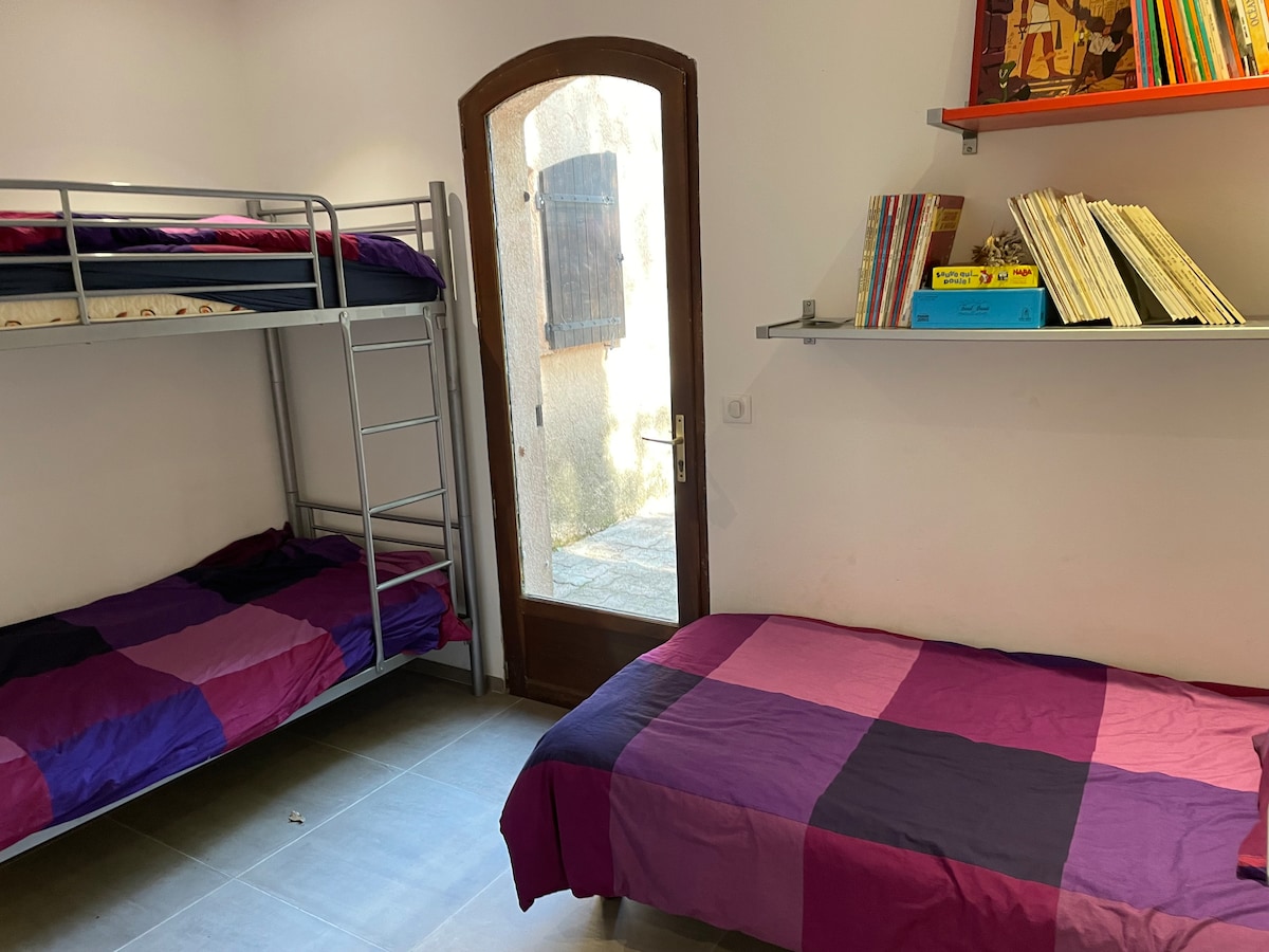 Ground floor children's room.