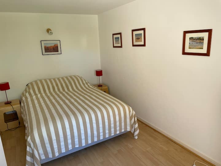 Phansi, ikamelo lokulala elimhlophe