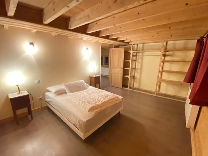 ห้องนอนใหญ่เตียงคู่ชั้นบน