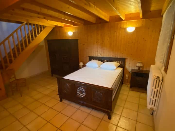 ห้องชั้นล่าง (ไม่ได้แยกจากห้องอื่นโดยสิ้นเชิงแต่เงียบสงบและเย็นมากในฤดูร้อน