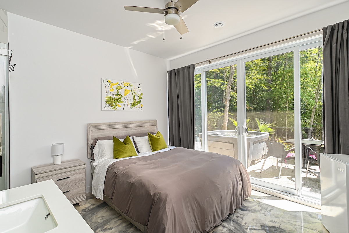 您的房间设有带水疗中心和户外壁炉的露台区域