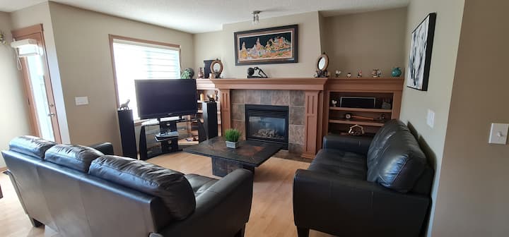 Spacious Comfortable Air-conditioned. Near Airport - Calgary