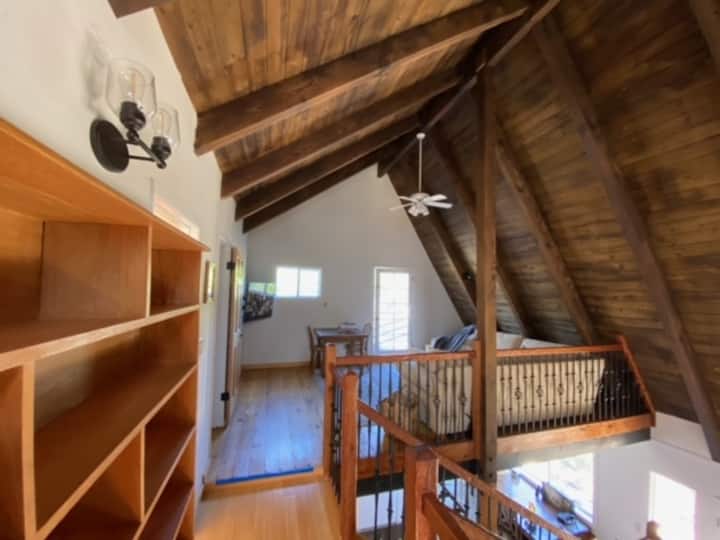 Angalia kutoka kutua kwa alcove ya juu kuelekea kwenye roshani ya kuketi
