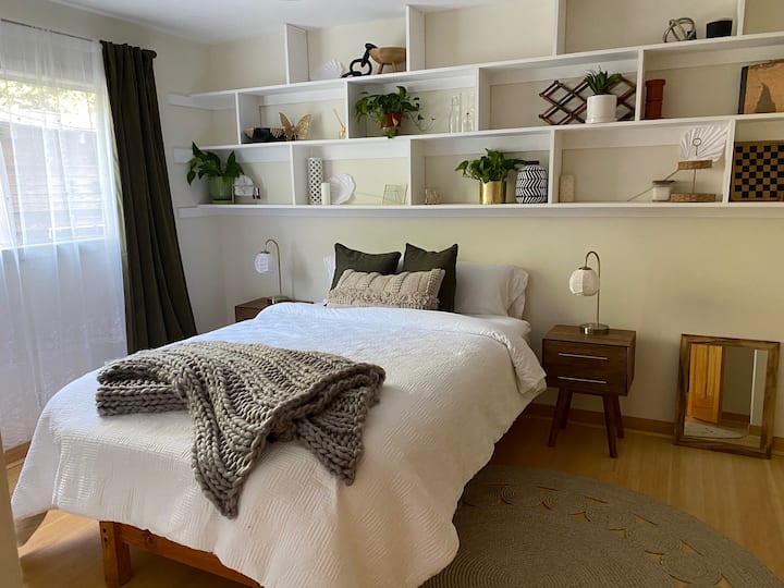 Chumba cha kulala cha ghorofa ya chini 1 na kitanda cha malkia - chumba cha 'Kijani'