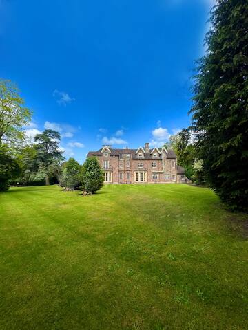 Entire Mansion 14 en suite bedrooms sleeps 34 gallery image 2