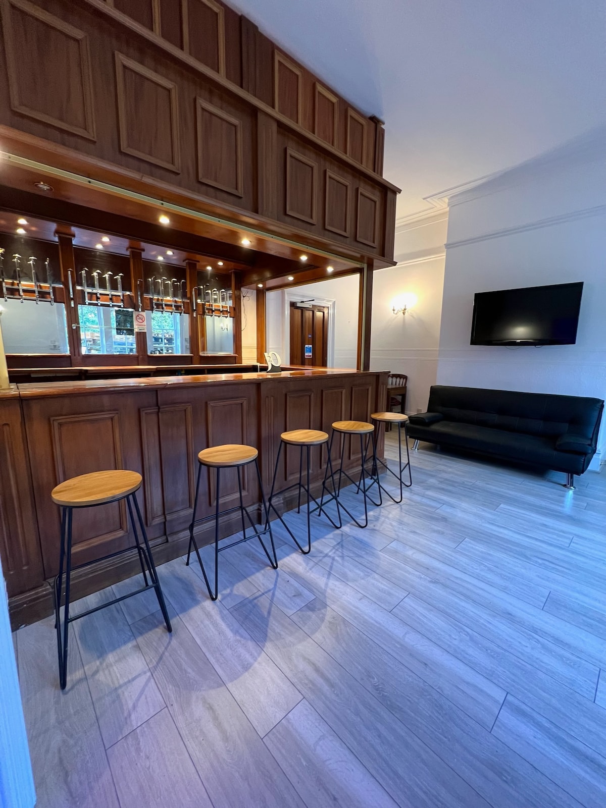 Top performing Airbnb: Entire Mansion 14 en suite bedrooms sleeps 34 in City Of Bristol