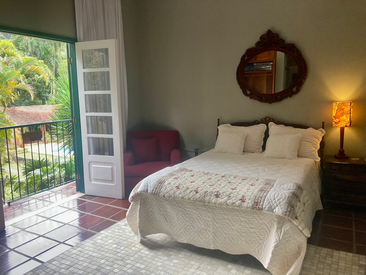 Dormitorio 1 con balcón de jardín, TV inteligente, ventilador de techo, colchón de somier embolsado, almohadas de plumas y hojuelas de látex.