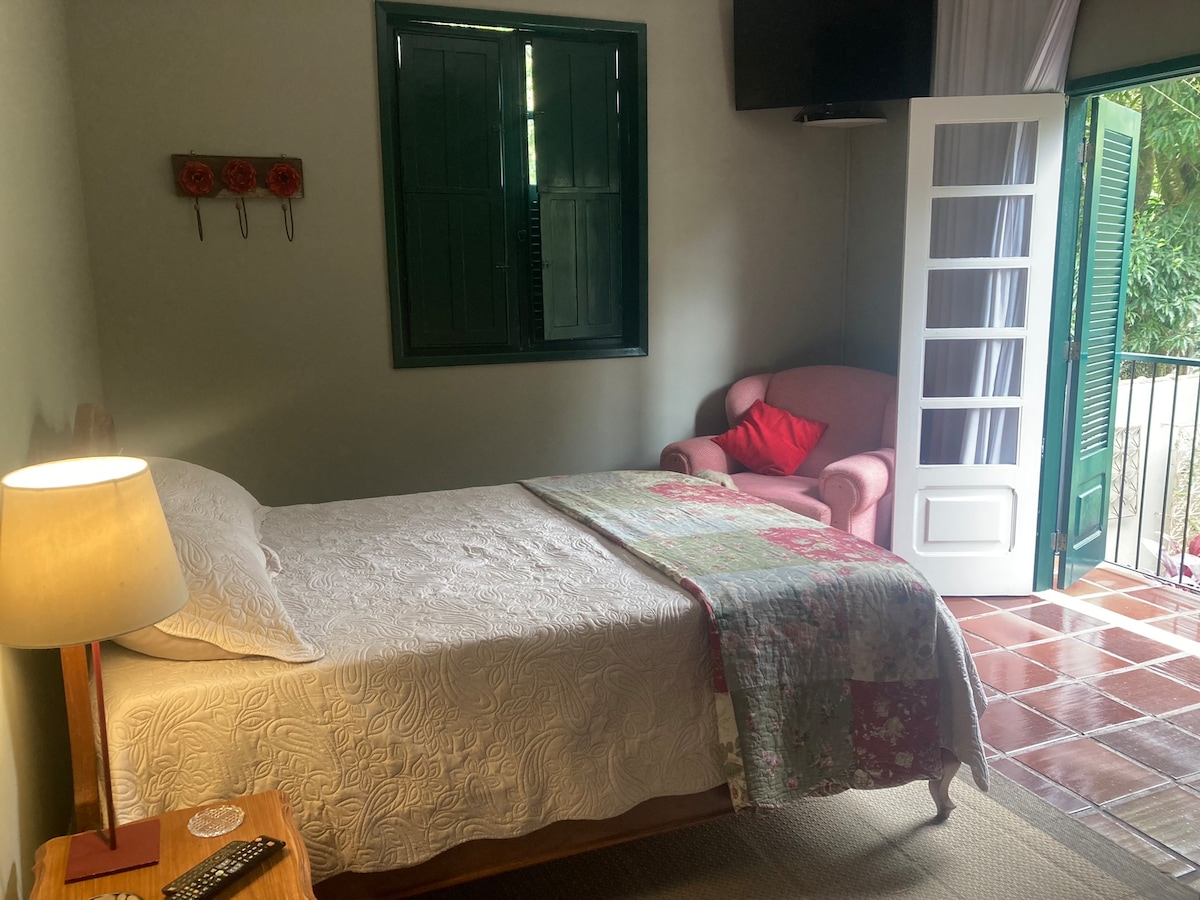 Dormitorio 2 con balcón de jardín, TV inteligente, ventilador de techo, colchón de somier, almohadas de plumas y copos de látex. 
Posibilidad de una cama individual adicional