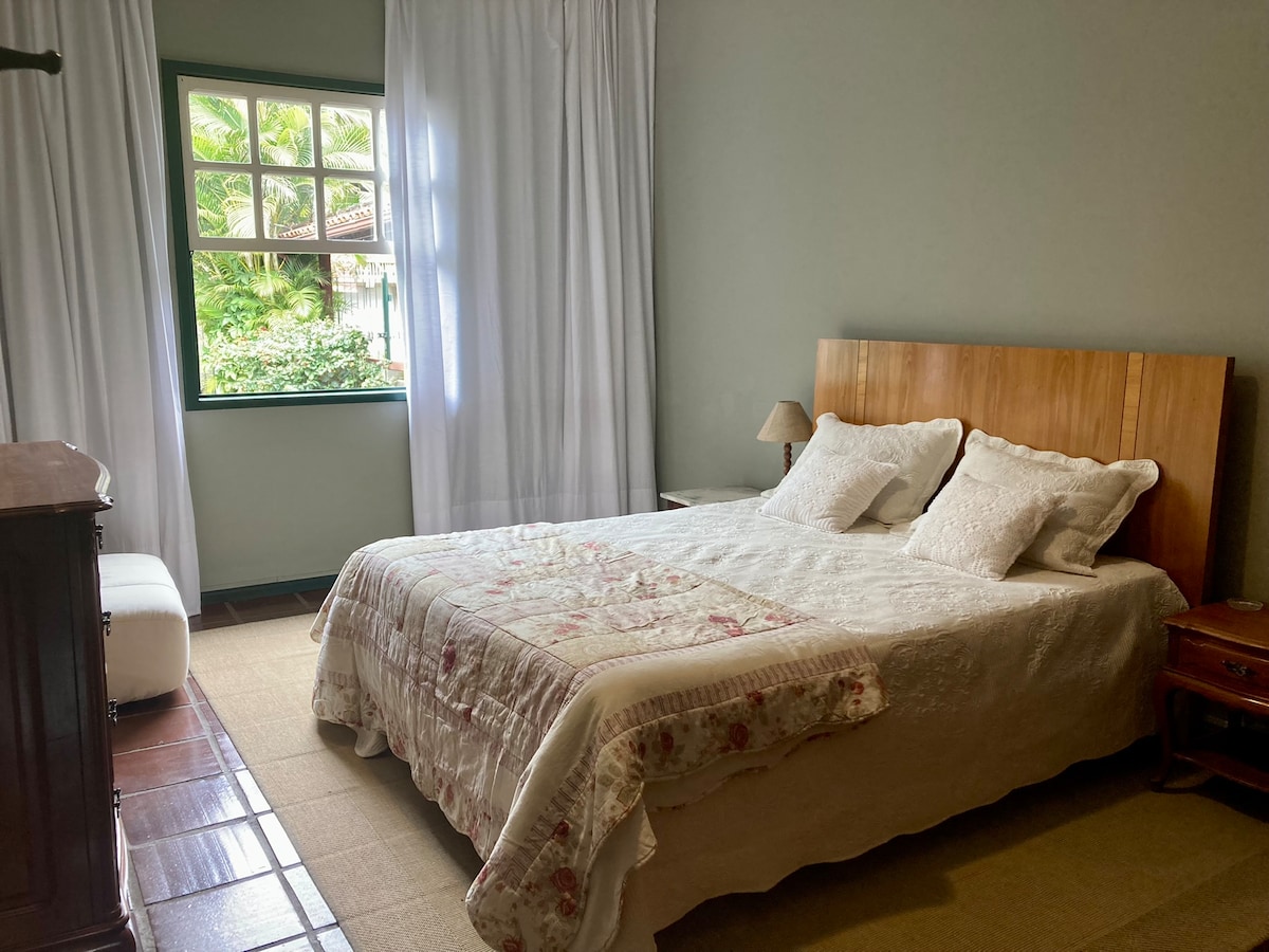 Suite con vistas al jardín delantero de la casa y a la calle, TV de pantalla plana, ventilador de techo, colchón tamaño queen con somier, almohadas de plumas y copos de látex.
Posibilidad de una cama individual adicional