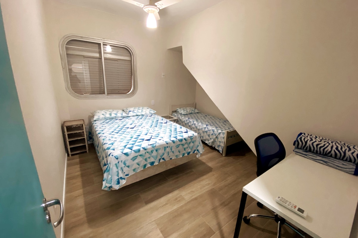 ห้องนอน 3: พร้อมเตียงใหญ่ 1 เตียงเตียงเดี่ยว 1 เตียงและโต๊ะพร้อมเก้าอี้ทำงาน 