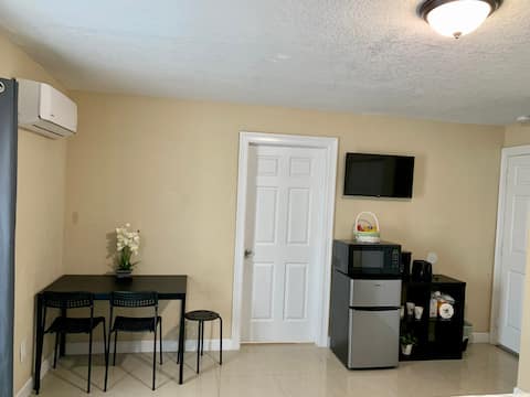 Top Airbnb: King bed near Miami Airport & Freedom Park Stadium in North Grapeland Heights