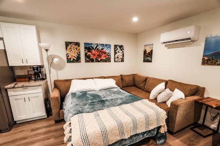 המקטע נפתח למיטת קווין סייז של קרוואן. משטח קצף נוסף הופך אותו למאוד נוח. 