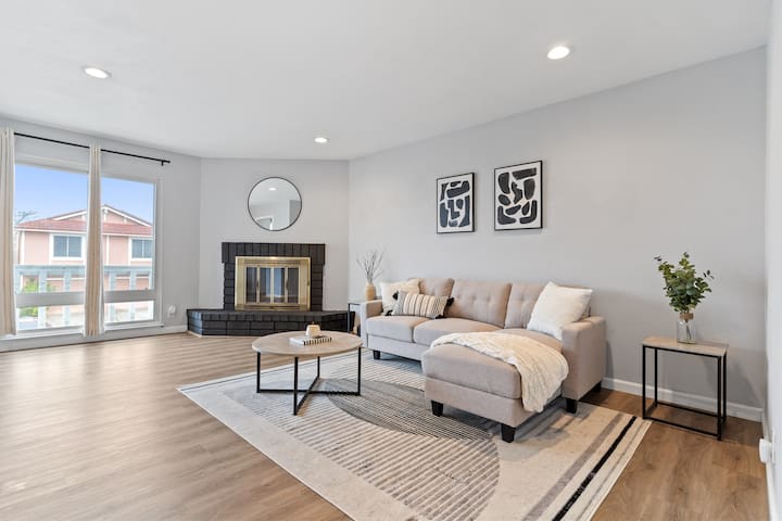 Spacious Modern Home w Snack Bar and Movie Theater