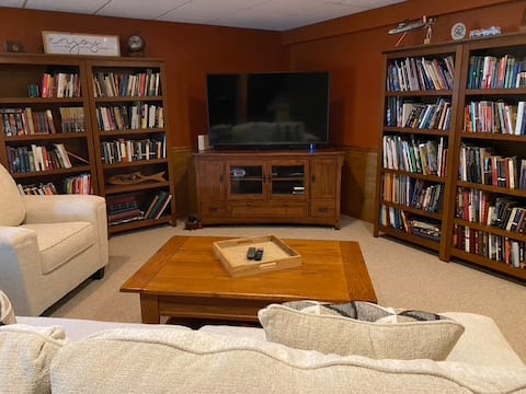 Cozy  lower level with patio. Great for PSU rental