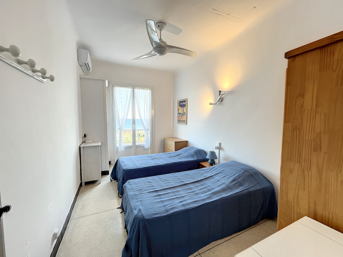 Спална соба 2, поглед кон морето, поглед кон исток, пристап до балкон