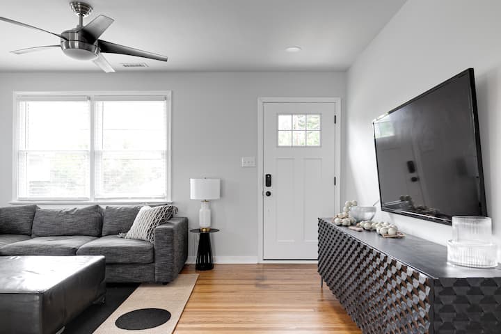 Charming 4 Bedroom House With Outdoor Dining And Fenced Yard. - Richmond, VA