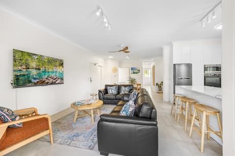 Top Airbnb: Luxury Beachfront Unit. 100m to Peregian Beach. in Peregian Beach