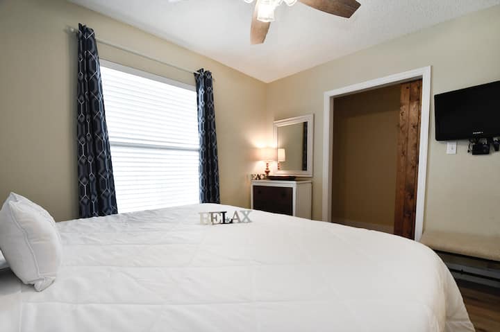 غرفة نوم تضم سرير كينج