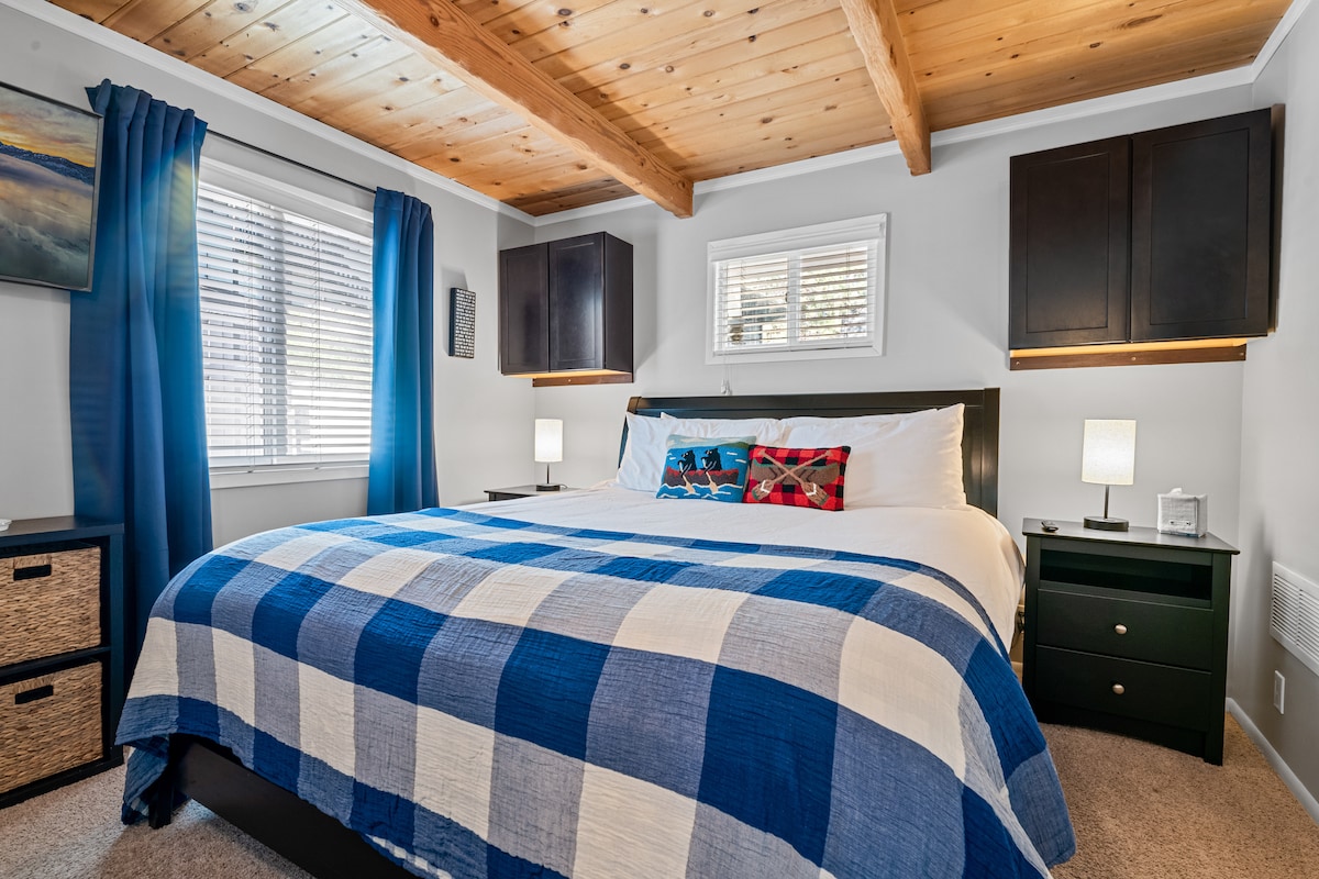 Chambre King Size au rez-de-chaussée avec rideaux occultants. Télévision Roku 42" chargée. 