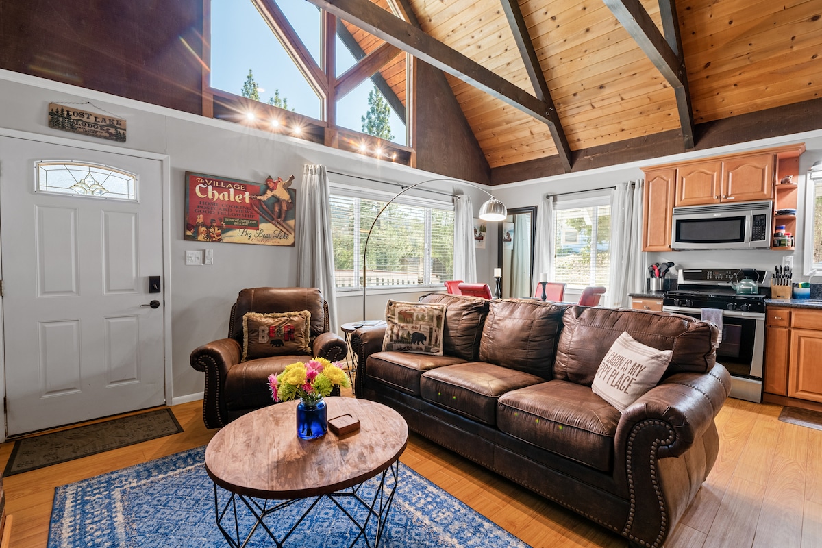 Un salon lumineux et ouvert pour se détendre.  Le canapé se détache dans un nouveau canapé-lit en mousse à mémoire de forme.