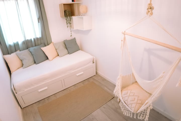 HABITACION CON CAMA DOBLE EXTENSIBLE Y HAMACA · DHOMË ME KREVAT DOPIO DHE HAMAK
