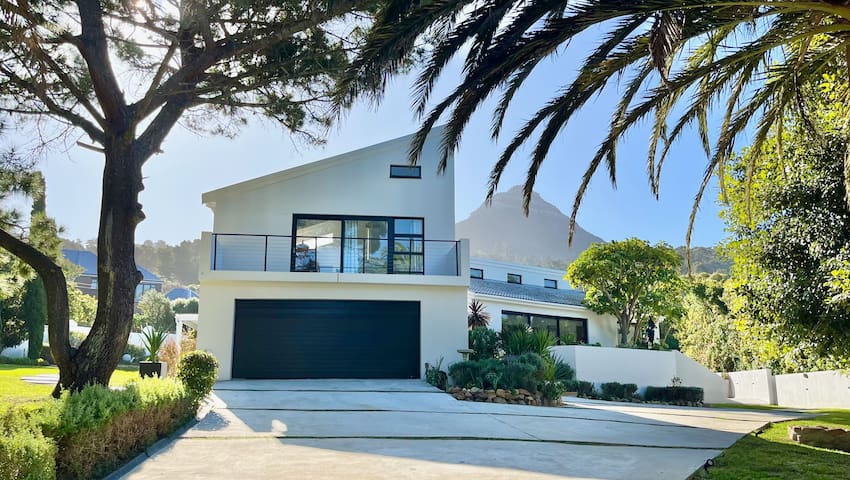 Modern House Set Within Beautiful Gardens