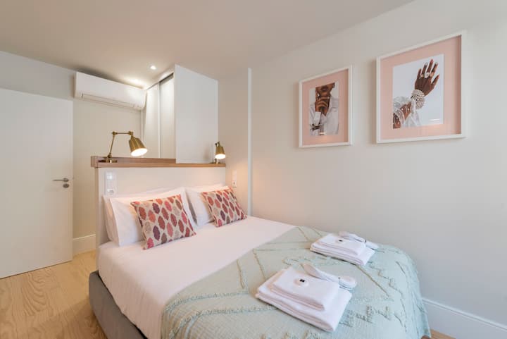 Sovrum # 2 med garderob, luftkonditionering och skrivbord, komfortmadrass